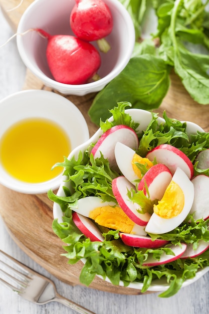 Ensalada saludable de huevo y rábano