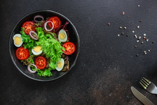 ensalada saludable huevos de codorniz verduras, tomate, lechuga