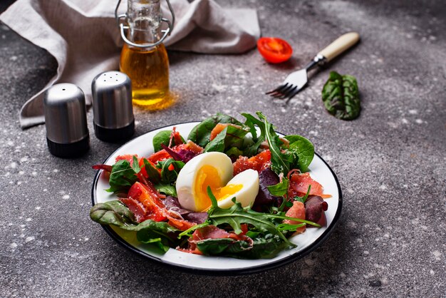 Ensalada saludable con jamón, tomate y huevo.