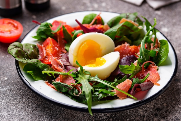 Ensalada saludable con jamón, tomate y huevo.