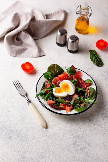 Ensalada saludable con jamón, tomate y huevo.