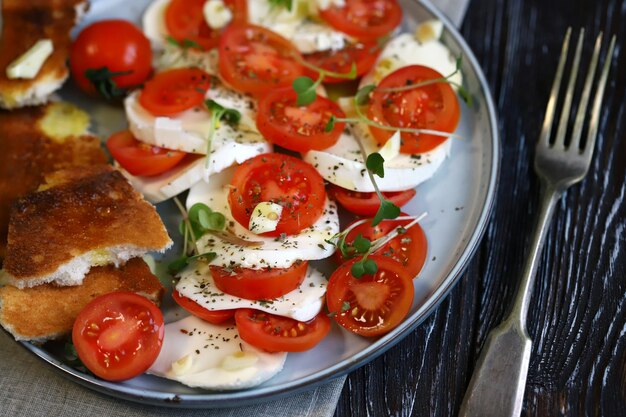 Ensalada saludable con mozzarella y tomates cherry en un plato Comida dietética Nutrición adecuada Comida italiana