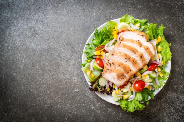 Ensalada saludable con pechuga de pollo