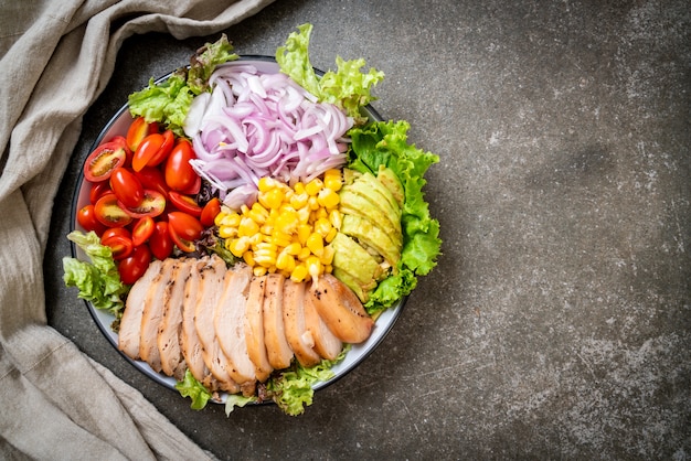 Ensalada saludable con pechuga de pollo