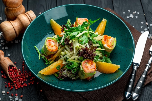 Ensalada saludable con queso crema de calabacín salmón y naranja