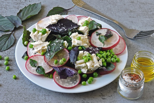 Ensalada saludable con rábano, guisantes y queso blanco. Ensalada vegetariana. Dieta ceto.