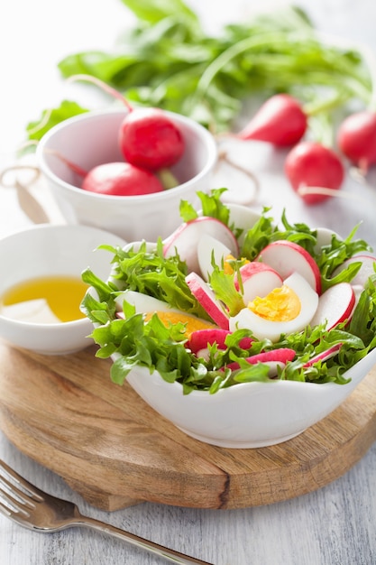 Ensalada saludable con rábano huevo y hojas verdes