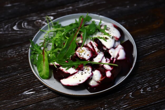 Ensalada saludable de remolacha y rúcula con aderezo de yogur Comida estilo vegano