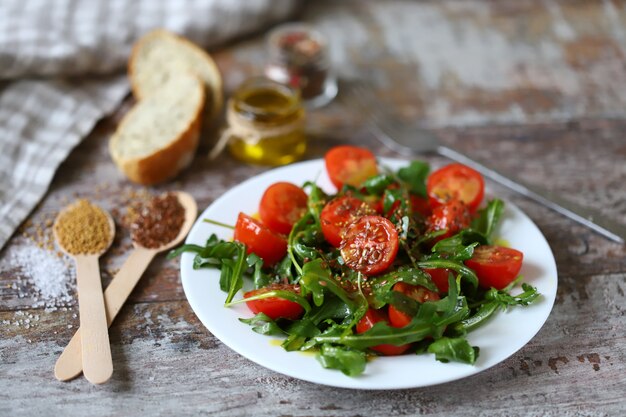 Ensalada saludable con rúcula, tomates cherry y semillas