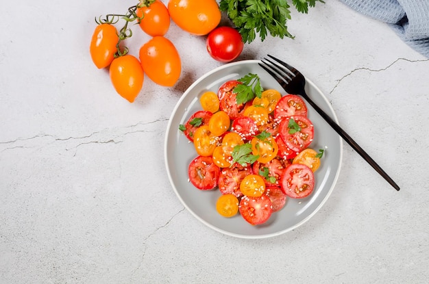 Ensalada saludable con tomate cherry rojo y amarillo