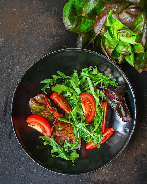 Ensalada saludable, tomate, ensalada mixta de hojas