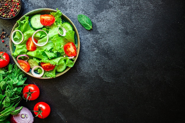 ensalada saludable tomate, pepino, mezclar hojas otro