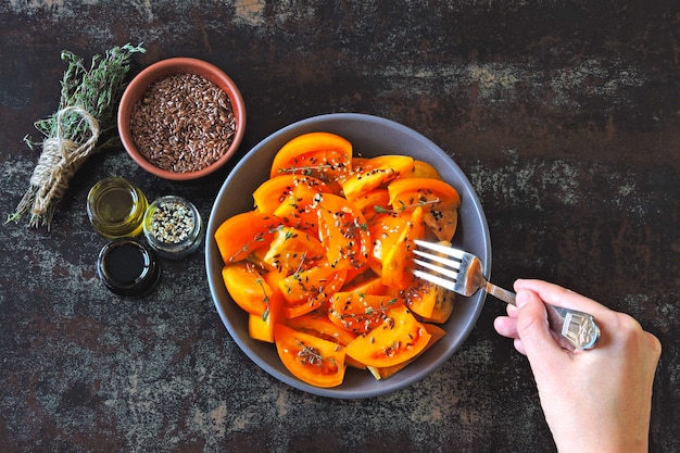 Ensalada saludable con tomates amarillos y especias. Ensaladera brillante. Ensalada vegana saludable.