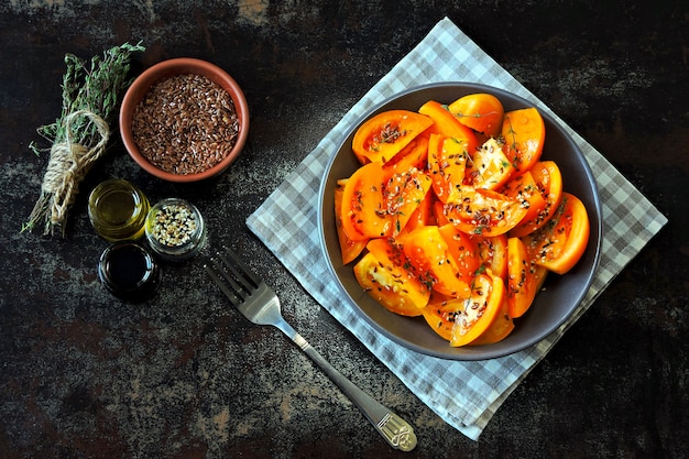 Ensalada saludable con tomates amarillos y especias. Ensaladera brillante. Ensalada vegana saludable.