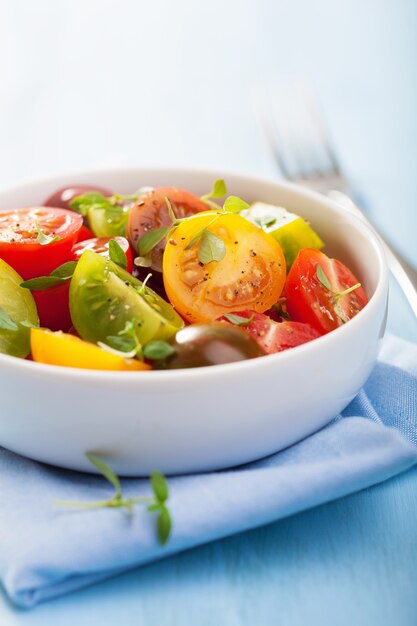 Ensalada saludable con tomates coloridos