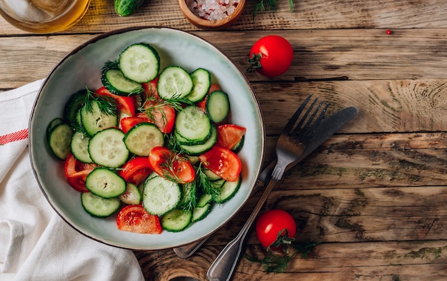 Ensalada saludable de tomates y pepinos frescos