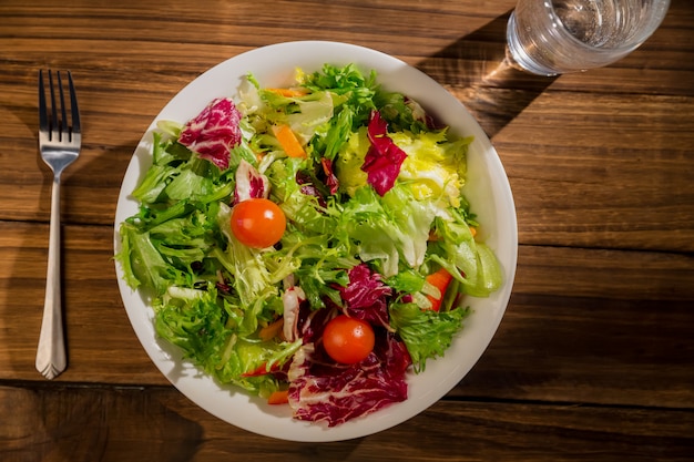 Ensalada saludable y vaso de agua.