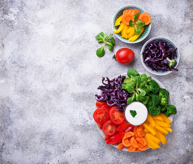 Ensalada saludable de verduras de arco iris