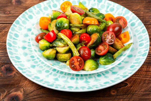 Ensalada saludable de verduras con coles de Bruselas