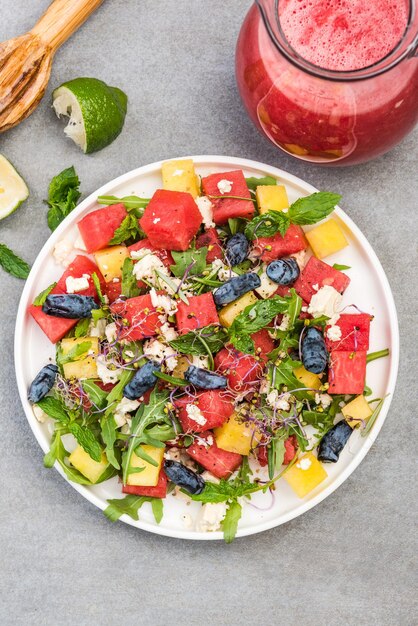 Ensalada de sandía con melón, rúcula, queso feta y menta fresca