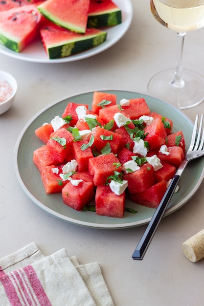 Ensalada de sandía, queso blanco y menta. Alimentación saludable. Comida vegetariana.