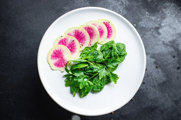 Ensalada de sandía y rábano dieta daikon chino rebanadas veganas de frutas rosadas dieta cetogénica o paleo