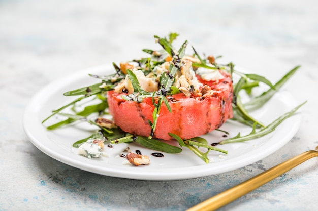 Ensalada de sandía de verano con rúcula de queso azul