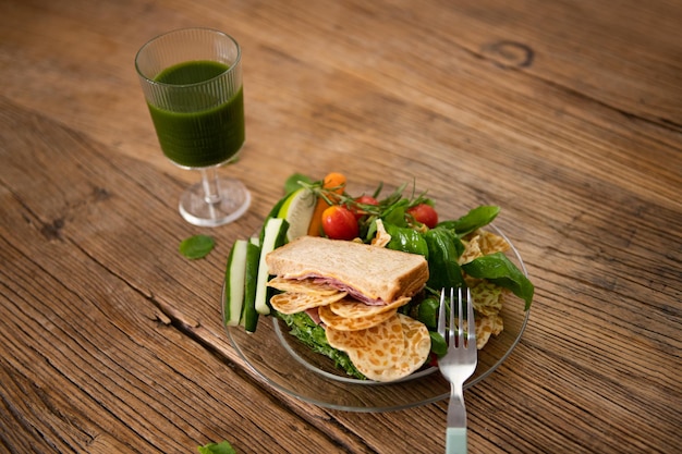 Ensalada y sándwich en mesa vintage