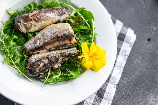 Ensalada de sardinas hojas verdes frescas comida de bocadillos de mariscos comida en la mesa espacio de copia fondo de comida