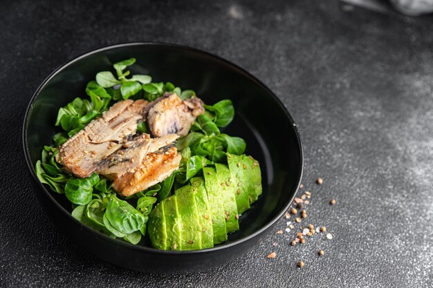 ensalada de sardinas plato de verduras comida fresca y saludable bocadillos en la mesa espacio de copia fondo de alimentos
