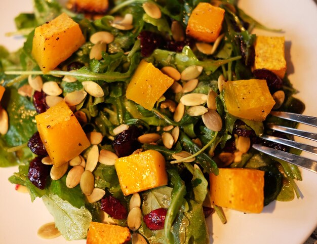 Ensalada con semillas de calabaza y rúcula vista desde arriba