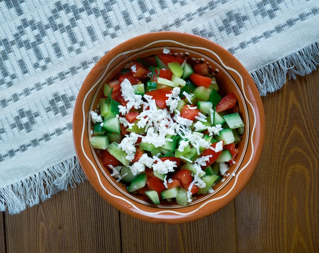 Ensalada serbia: ensalada de verduras hecha con tomates frescos cortados en cubitos, pepino, queso feta y cebollas.