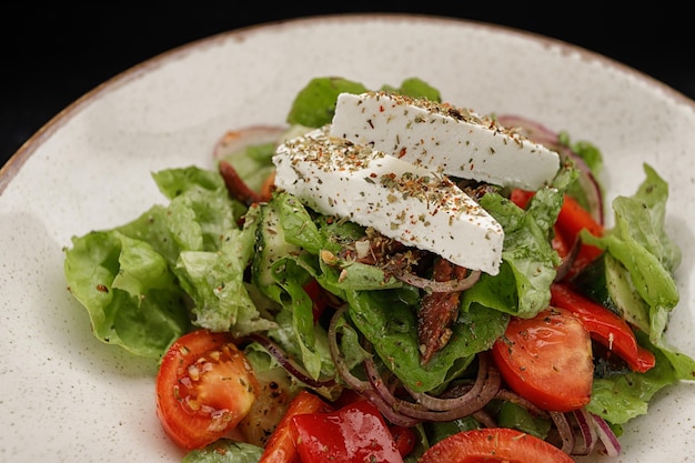 Ensalada Shopsky con queso y verduras en un plato blanco