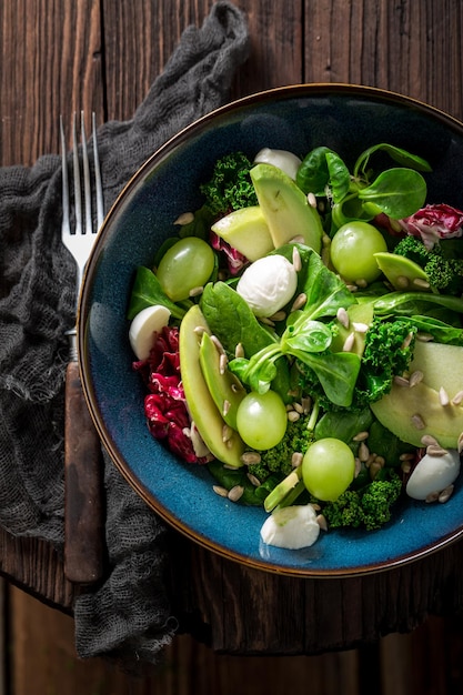 Ensalada spring kale con mix de verduras y aguacate