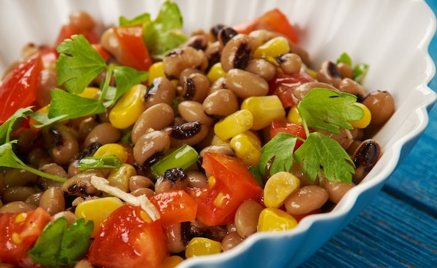 Ensalada sureña de guisantes de ojos negros o salsa