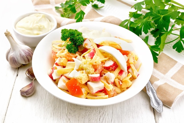 Ensalada de surimi y tomates con huevos sobre tabla de madera