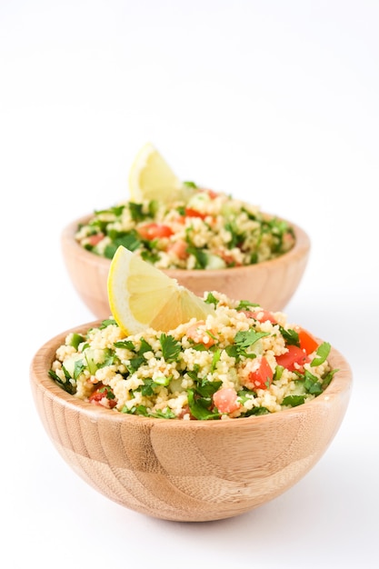 Ensalada tabulé con cuscús aislado en blanco