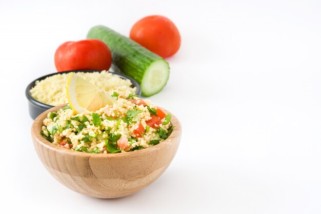 Ensalada tabulé con cuscús aislado en blanco