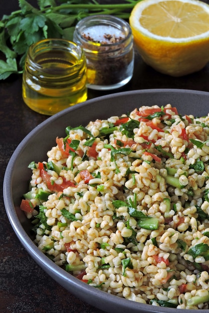 Ensalada tabulé. Ensalada saludable con bulgur y verduras. Receta libanesa. Cocina del Medio Oriente.