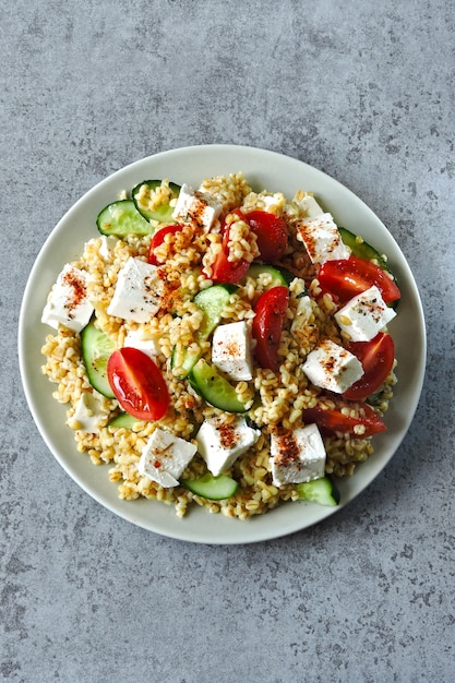 Ensalada tabulé. Ensalada vegetariana superalimento con bulgur y queso feta. Ensalada de limón y bulgur. Cocina del Medio Oriente.