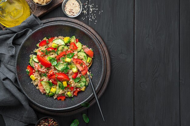 Ensalada tabulé con quinoa y aguacate Ensalada vegetariana levantina con bulgur quinoa tomates pepinos y hierbas frescas