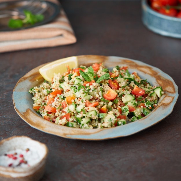 Foto ensalada de tabulé con quinua. comida oriental con mezcla de verduras.