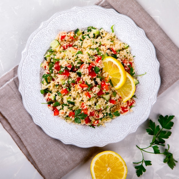 Foto ensalada tabulé de verano con cuscús.