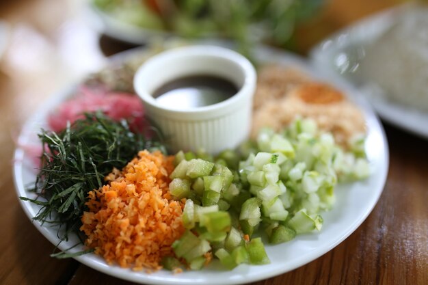 Ensalada tailandesa de arroz picante del sur con verduras Budu Salsa de pescado tailandesa al estilo sureño