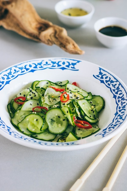 Ensalada tailandesa de pepino con sésamo y chile, aderezo para ensalada, cocina asiática