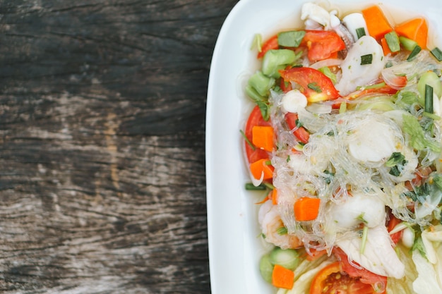 Ensalada tailandesa picante de mariscos