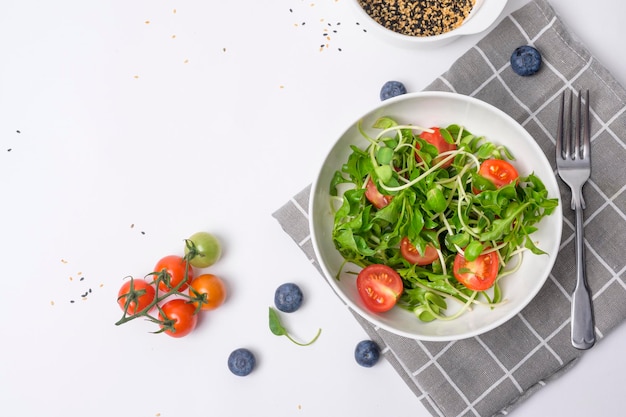 Ensalada en tazón Frescura saludable verduras y frutas sobre fondo blanco Concepto de alimentación saludable