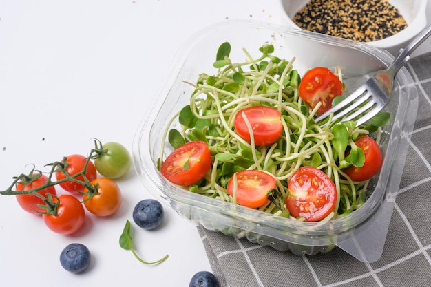 Ensalada en tazón Frescura saludable verduras y frutas sobre fondo blanco Concepto de alimentación saludable