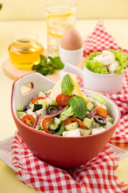 Ensalada en un tazón en la mesa en casa