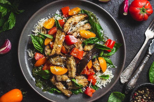 Ensalada templada de berenjena, pimiento, tomate y albahaca